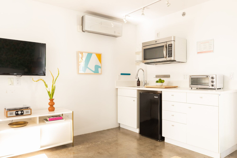 Others 3, 5 Private Rooms Sleeps 14 Wesley Studio Buyout, Riverside