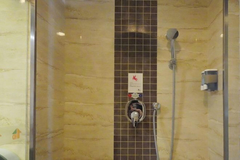 Bathroom 4, Huadong Hotel, Changji Hui