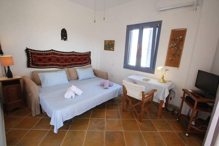 Room 3, Larenko by Frangki, Attica