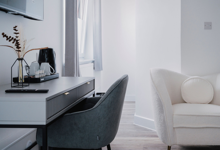 Others 5, WNS Hotel, London