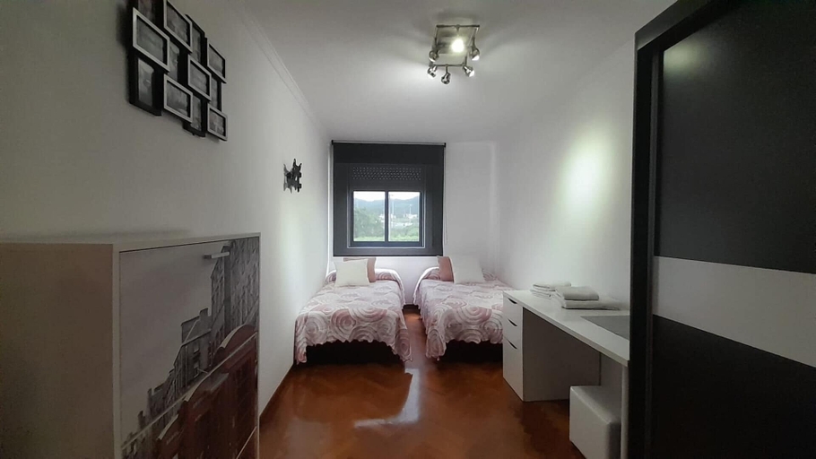 Room 2, Apartment-sleeps6-parking-terrace, Pontevedra