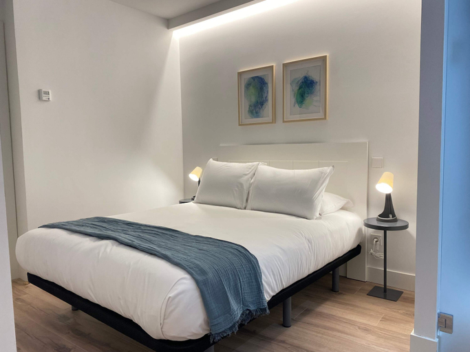 Room 2, w Majestic 2BR at Palacio Real, Madrid
