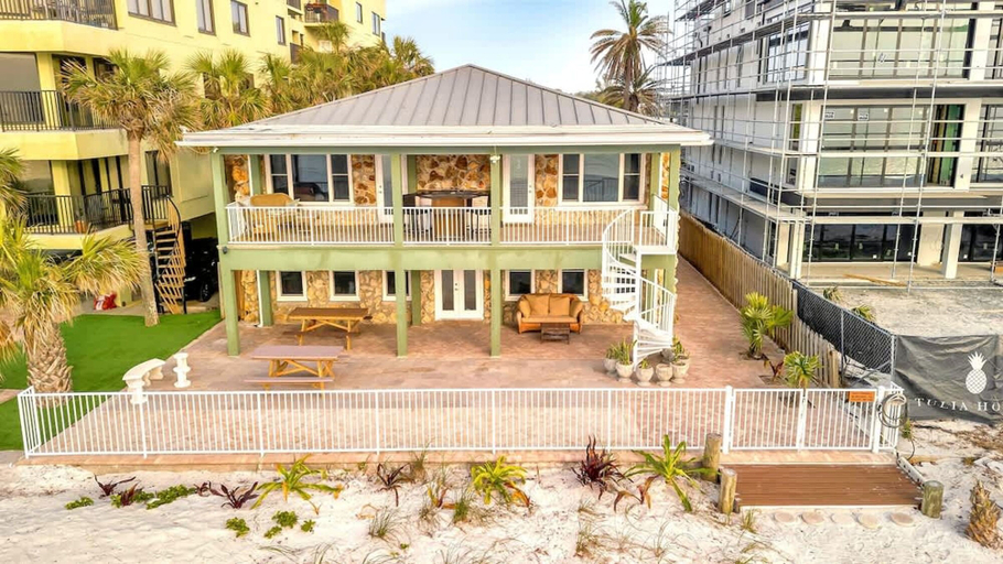 Room 5, Stones Throw Beachside Bungalow 1 ON THE Beach, Pinellas