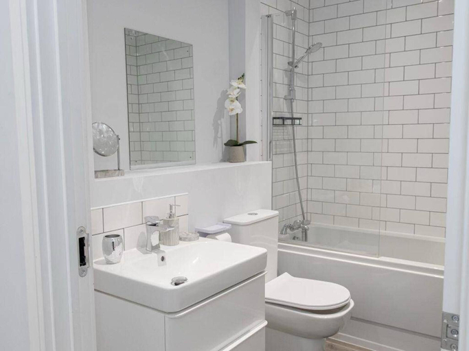 Bathroom 5, 2br-sleeps4-citycentre-parking-rooftop, Birmingham