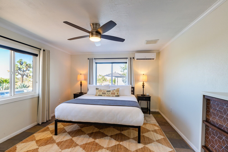 Room 5, Sunset Grove Two Beautiful Homes w Private Pool, San Bernardino