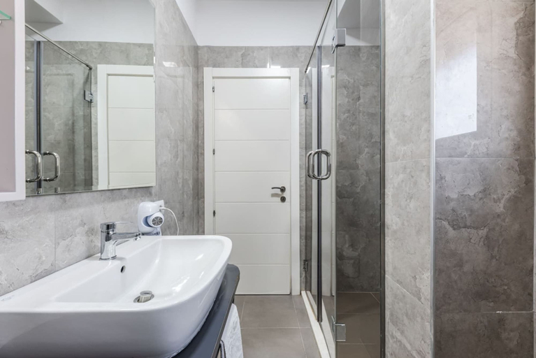 Room 2, 2-br Apartment by the Beach - Jasemin, Durrësit