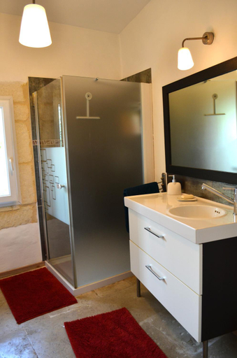 Bathroom 2, chambre d hote spacieuse avec cour junas gard, Gard