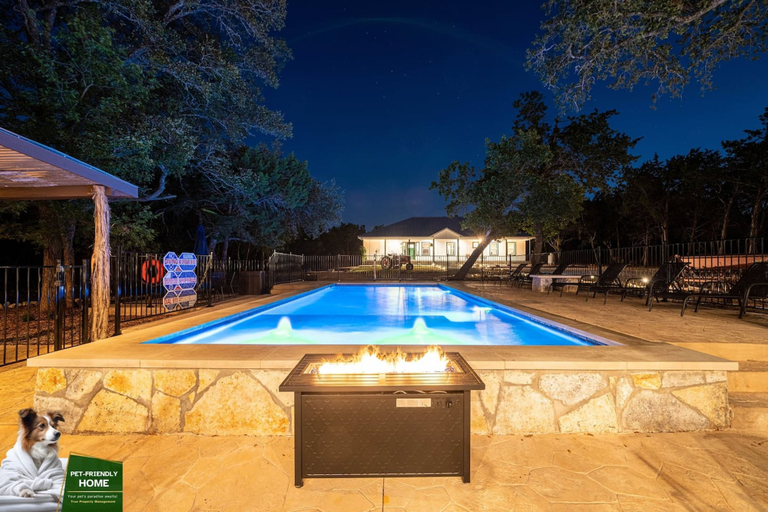 Room 4, Luxury Retreat for 28 Terracotta Bliss Getaway, Hays