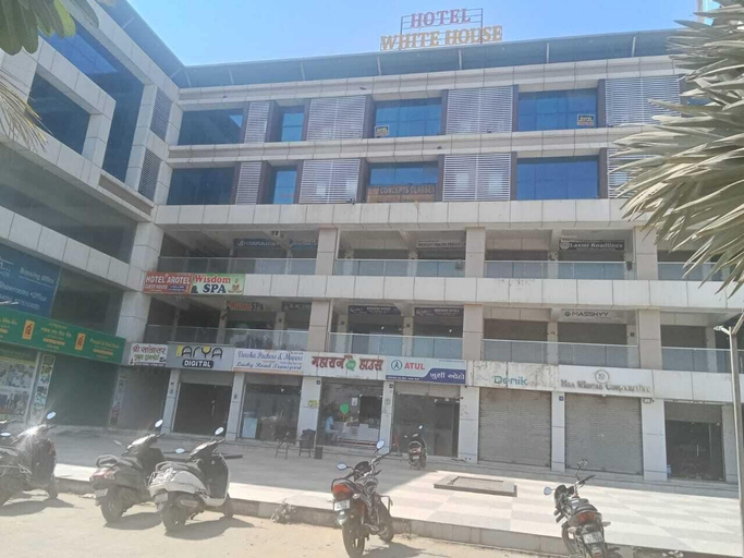 Exterior & Views, Hotel White House, Ahmadabad