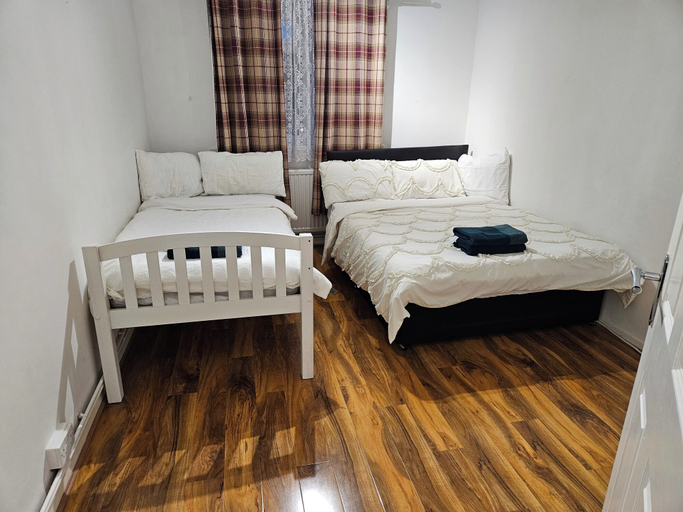 Room 2, Mitcham Junction - 2 Bed Apartment - Sleeps 6, London