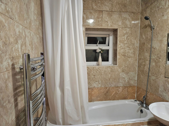 Bathroom 4, Mitcham Junction - 2 Bed Apartment - Sleeps 6, London