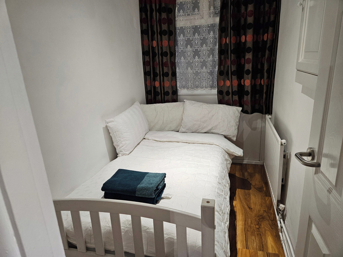 Room 3, Mitcham Junction - 2 Bed Apartment - Sleeps 6, London