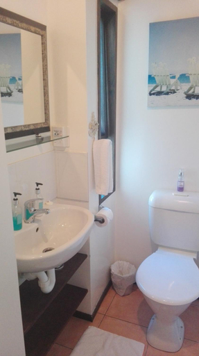 Bathroom 5, Waters Edge B&B, Far North