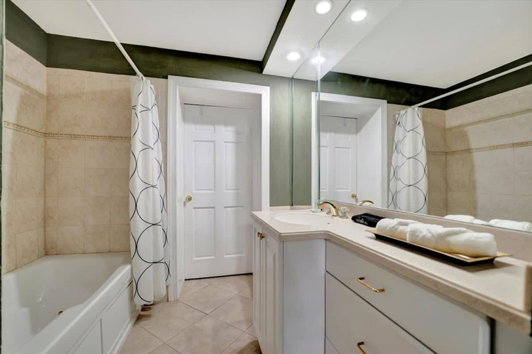 Bathroom 2, Stones Throw Beachfront Family Suite 3 Views, Pinellas