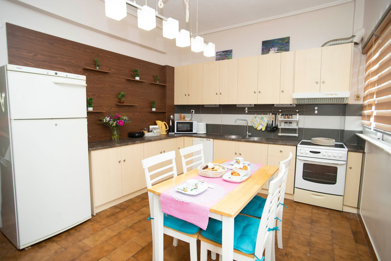 Room 2, Electra s 2-bedroom Apt-convenient Location Patra, West Greece