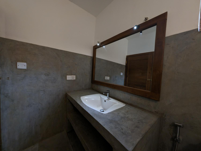 Bathroom 4, Beach View Hotel, Pothuvil