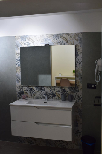 Bathroom 2, Mirea, Napoli