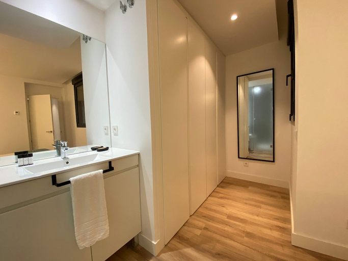 Room 3, w Majestic 2BR at Palacio Real, Madrid