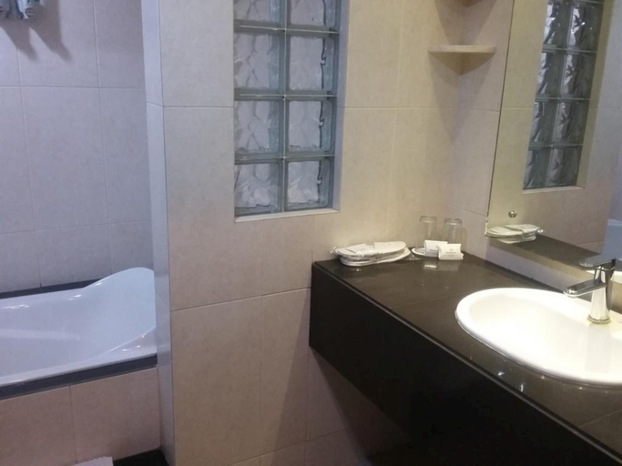 Bathroom 3, Hotel Kharisma, Madiun