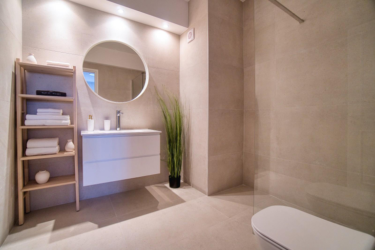 Bathroom 3, Kings Palace 2 BED
