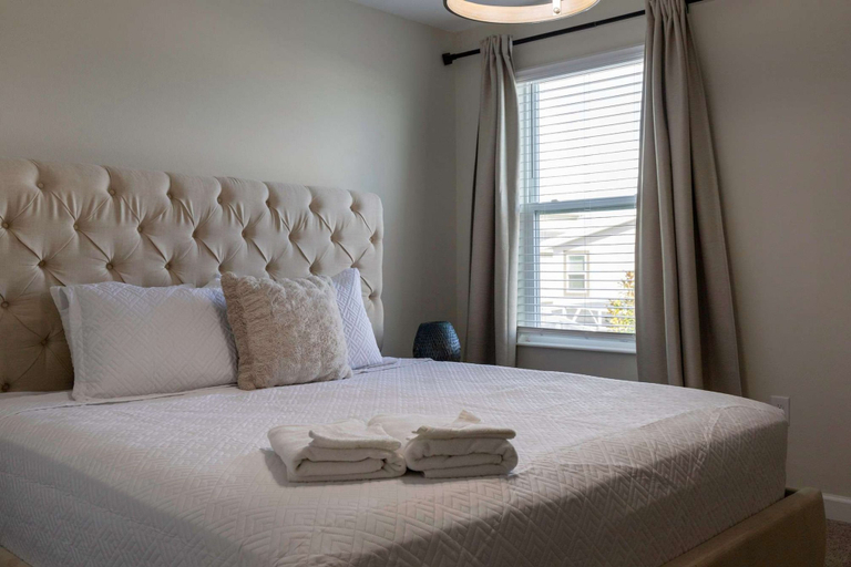 Room 5, Luxury 9BR Villa Poolside Bliss n Pool Table Fun, Osceola