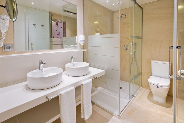 Bathroom 2, Sumus Hotel Monteplaya and Spa - Adults Only, Barcelona