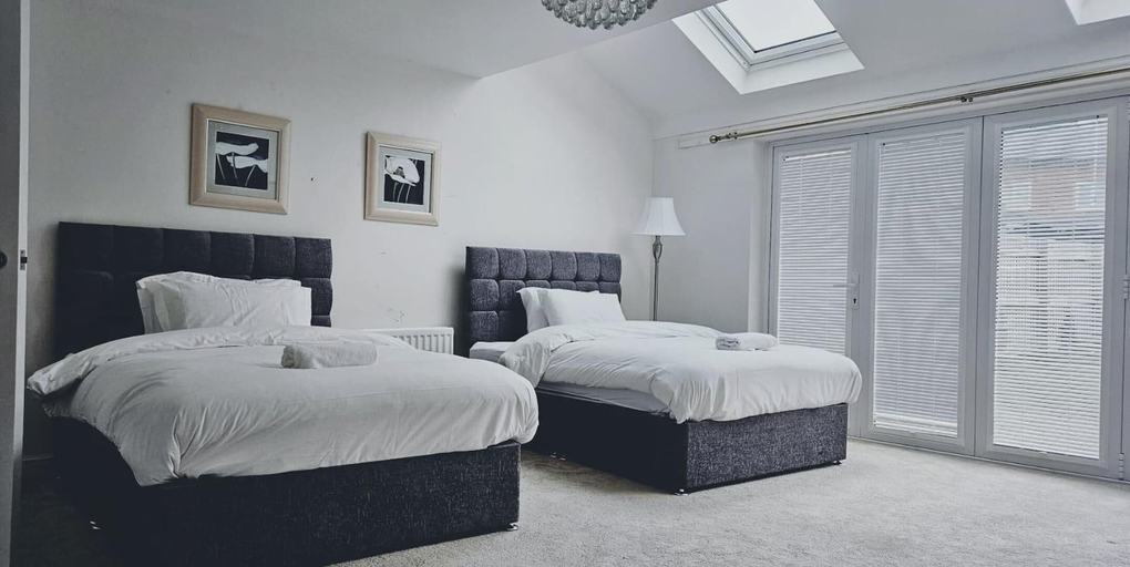 Room 2, House - Sleeps 7 - Parking - Station Close, Lancashire