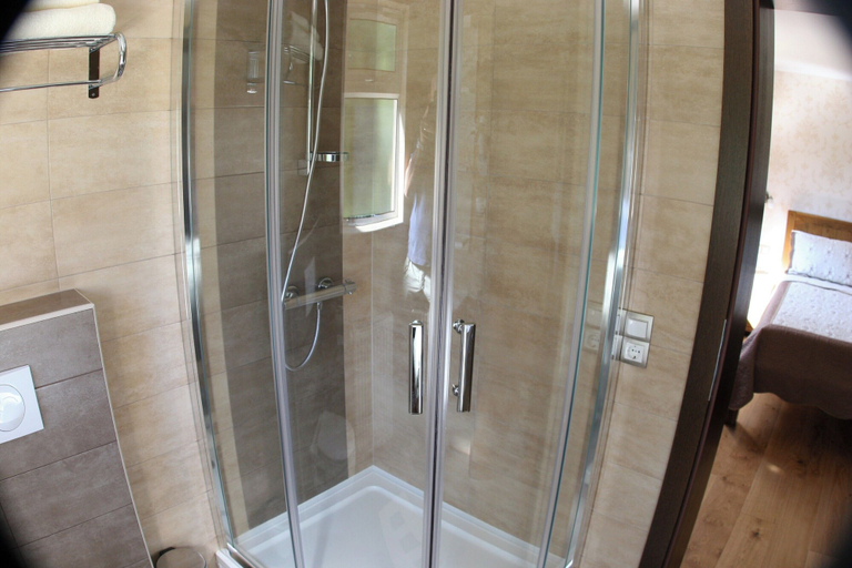 Bathroom 4, Millenium House, Plitvička Jezera