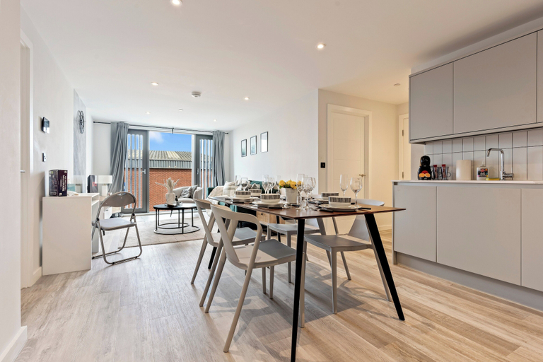 Dining 5, Meadow Haven 2 Bed 2 Bath, On-street Park, Netflix, Birmingham