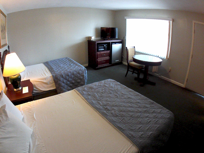 Bedroom 5, Springs Motel, Russell