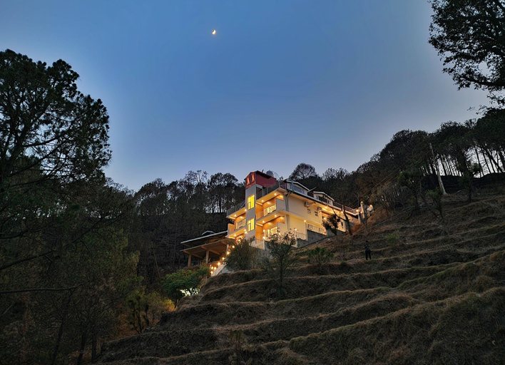 Exterior & Views