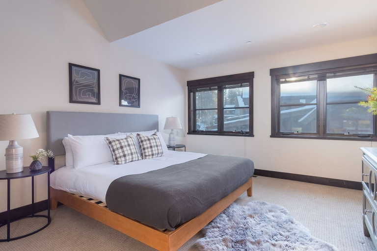 Room 3, Maple by Avantstay Modern Mountain Home w Cozy Fire Pit 15 Mins frm Northstar, Placer