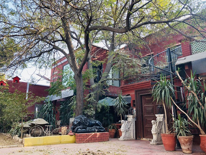 Exterior & Views