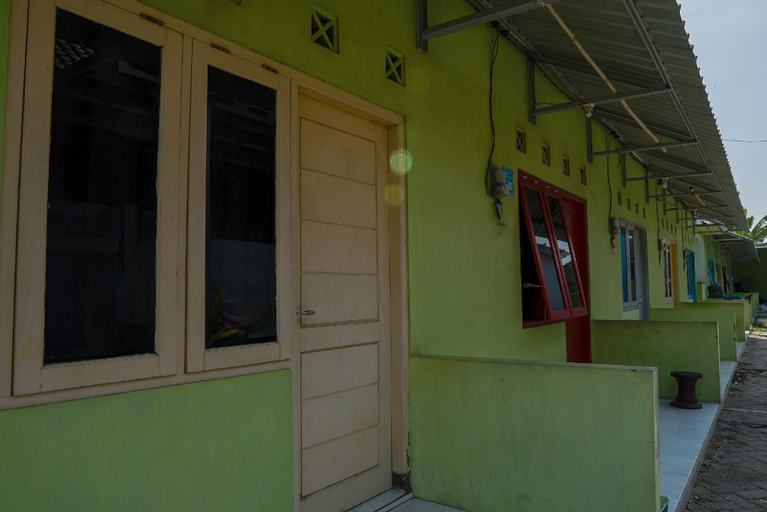 Exterior & Views 4, Spot On 93382 Gajayana Guest House Syariah, Malang