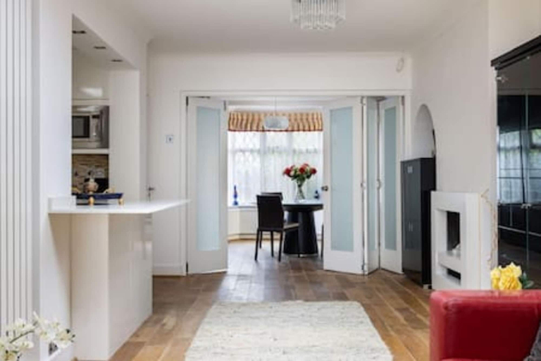 Room 3, Tudor House Kingston Luxury 5 bed Villa, London