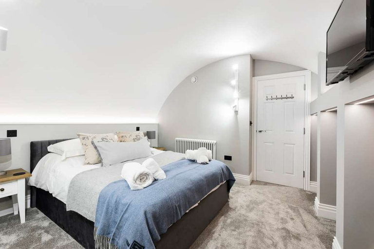 Room 2, Former Wine Vaults With Hot Tub Private Courtyard, Bath and North East Somerset