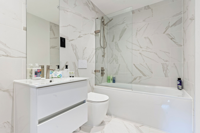 Bathroom 2, Meadow Haven 2 Bed 2 Bath, On-street Park, Netflix, Birmingham