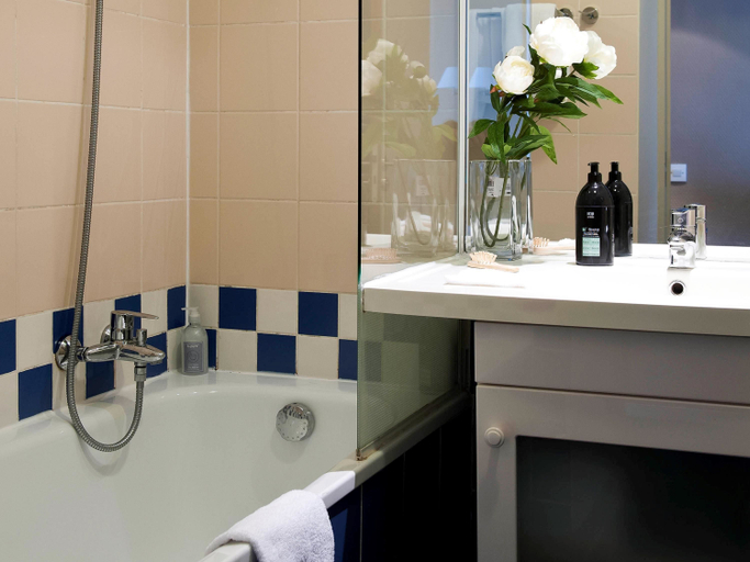 Bathroom 5, Aparthotel Adagio La Defense Kleber, Hauts-de-Seine