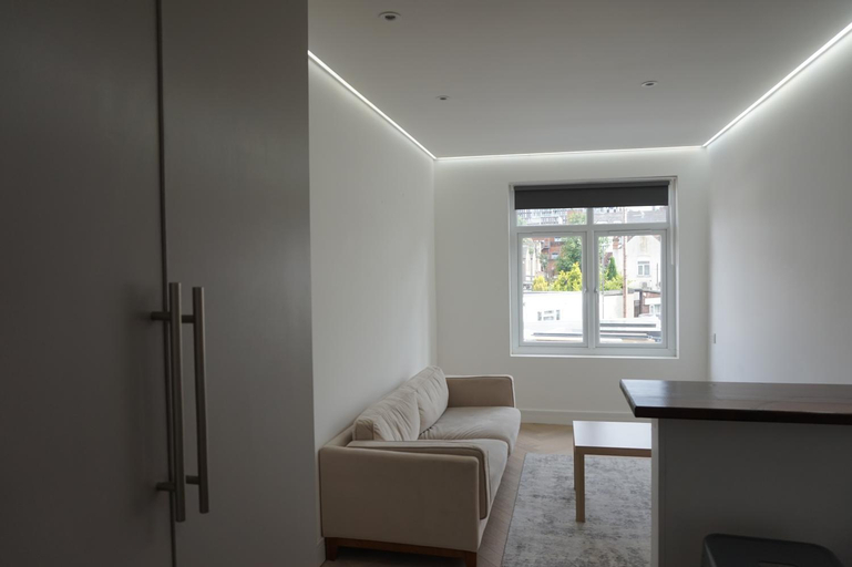 Others 4, Luxurious London Studios, London