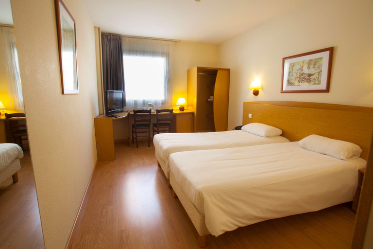 Bedroom 2, Travelodge Alicante Puerto, Alicante