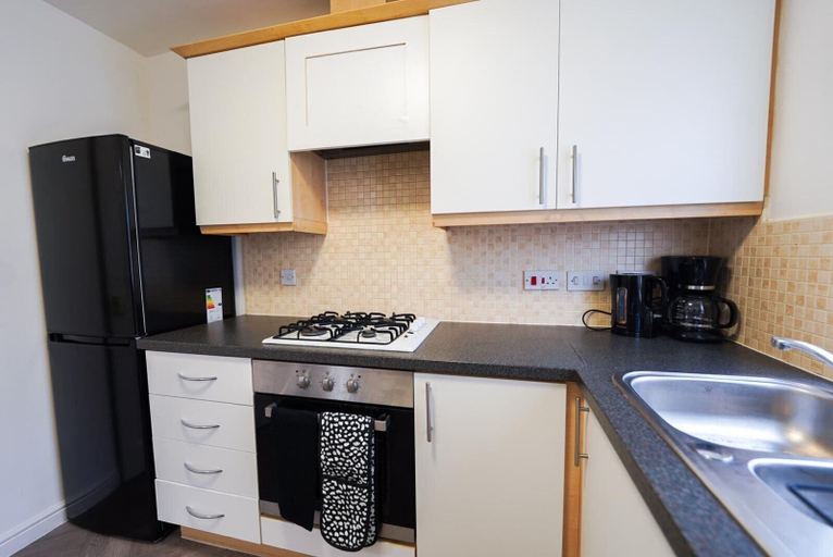 Private kitchen 4, 4 Bed House - Sleeps 8 - Garden - Parking - Wifi, Birmingham