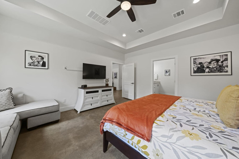Room 2, Luxury Retreat for 28 Terracotta Bliss Getaway, Hays