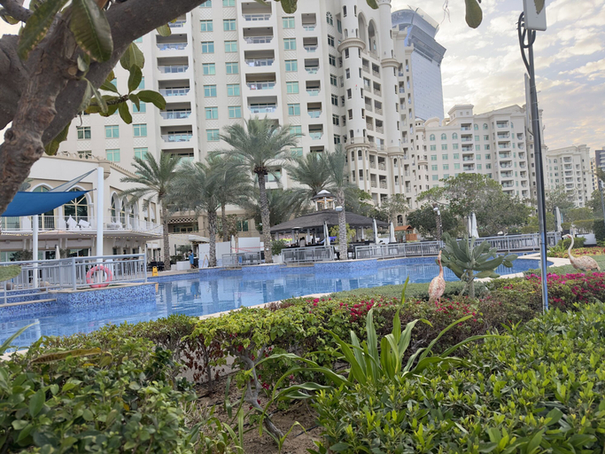 Room 3, Palm Living 2BR Maid w Pool Beach Access, Dubai