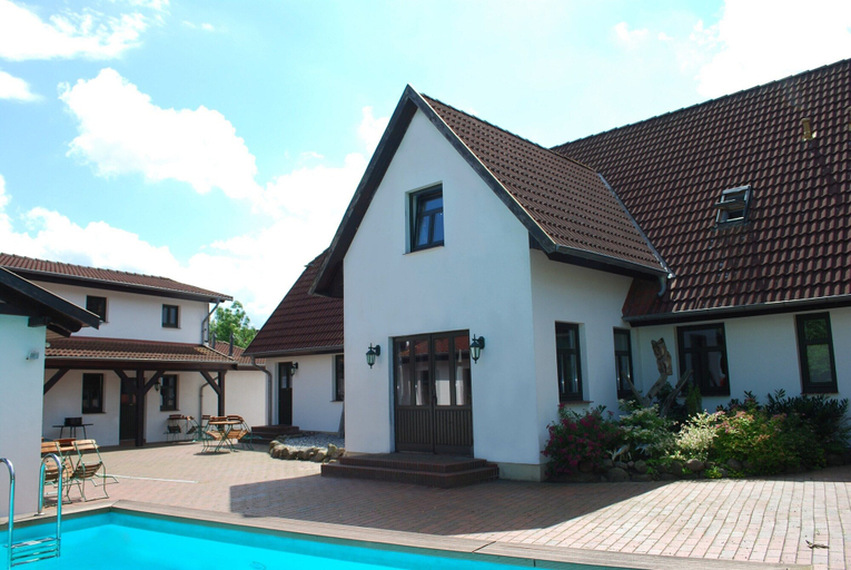 Exterior & Views 2, Schones Ferienhaus in Dargun mit Pool, Mecklenburgische Seenplatte