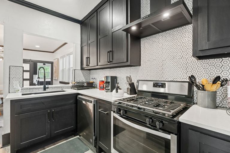 Room 3, 6BR Retreat Comfort Convenience Kitchen 16, Oklahoma