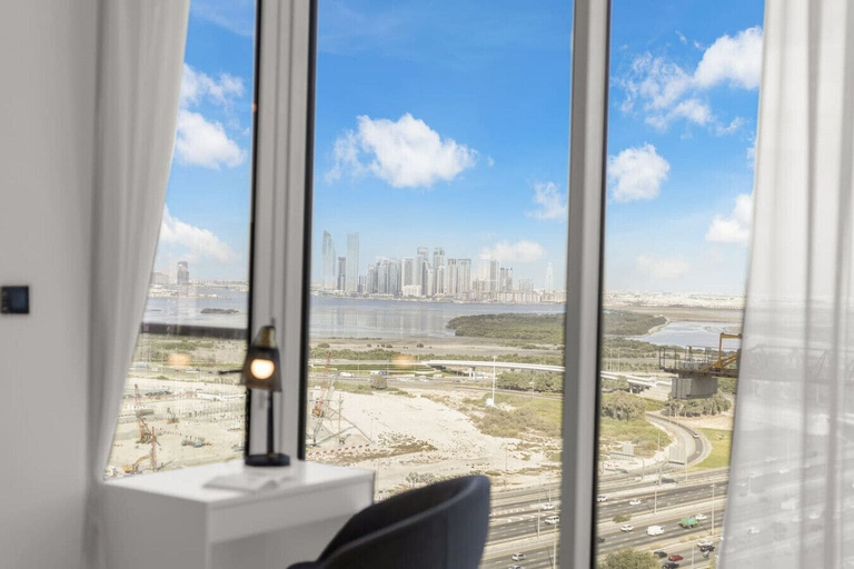 Room 5, Modern 2BR Retreat Creek Vistas Scenic Views, Dubai