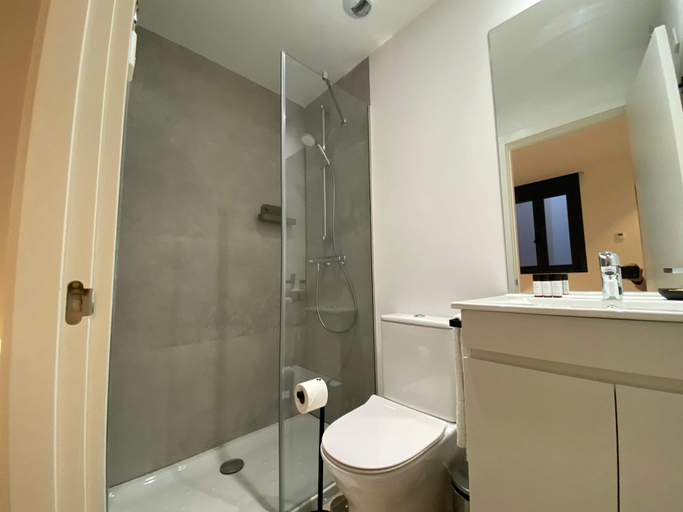 Room 5, w Majestic 2BR at Palacio Real, Madrid