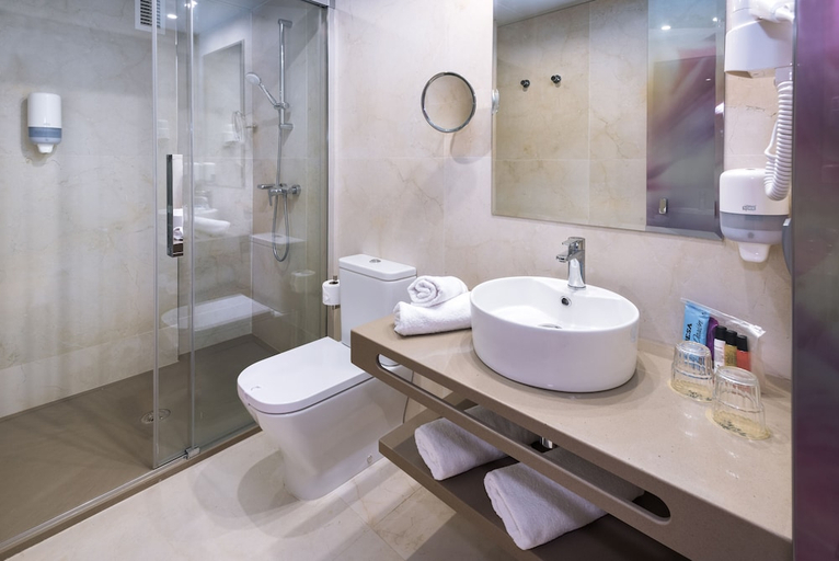 Bathroom 3, Sumus Hotel Monteplaya and Spa - Adults Only, Barcelona
