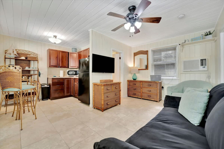 Room 3, Stones Throw Beachside Bungalow 2 AT THE Beach, Pinellas