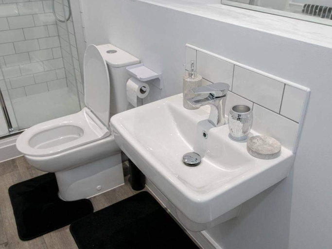 Bathroom 4, 2br-sleeps4-citycentre-parking-rooftop, Birmingham